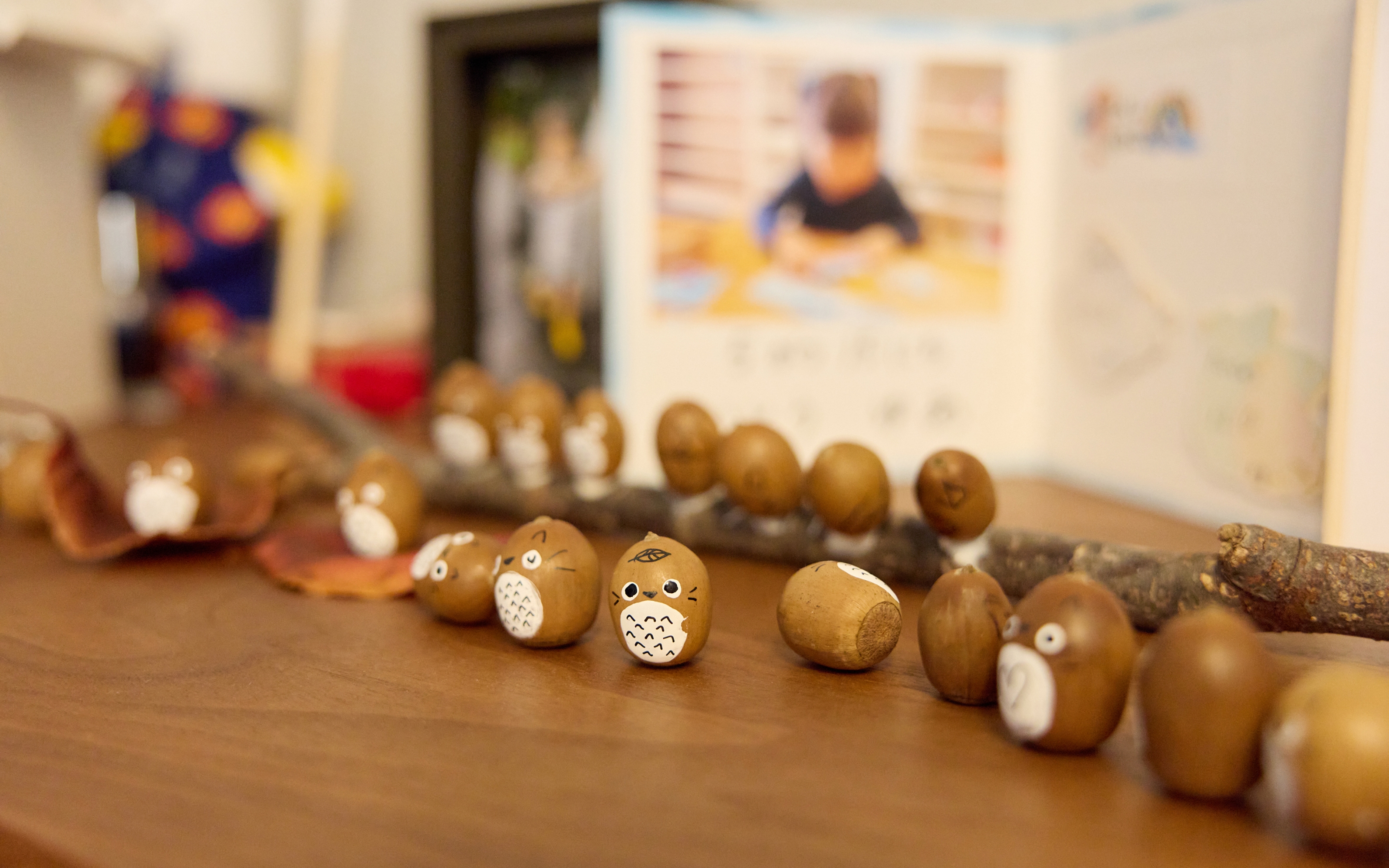 リビングには手作りしたどんぐりの置物が並ぶ