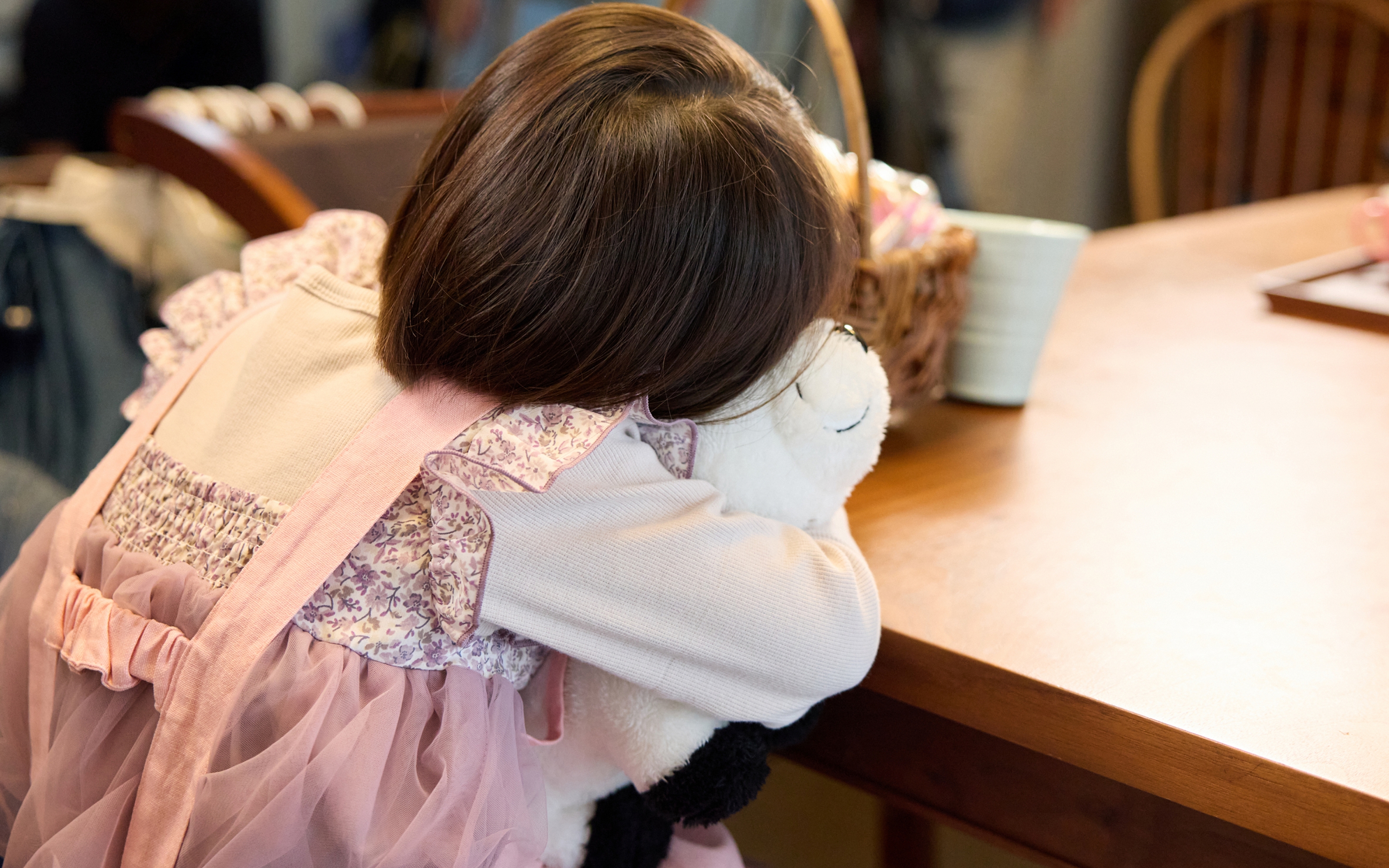 洋子さんにおやつをおねだりするめいちゃん