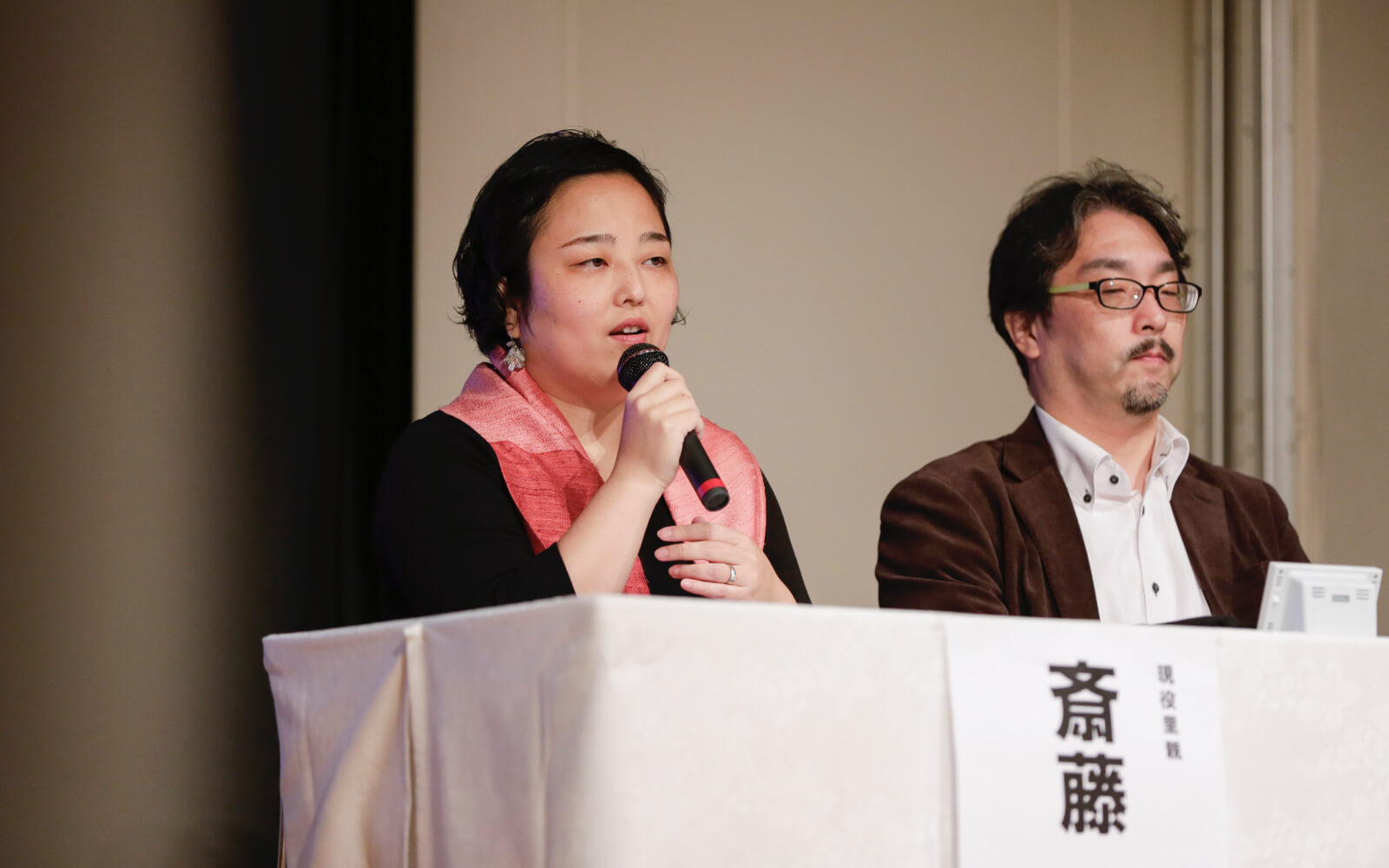 質問に答える斎藤直巨さん、竜さん夫婦