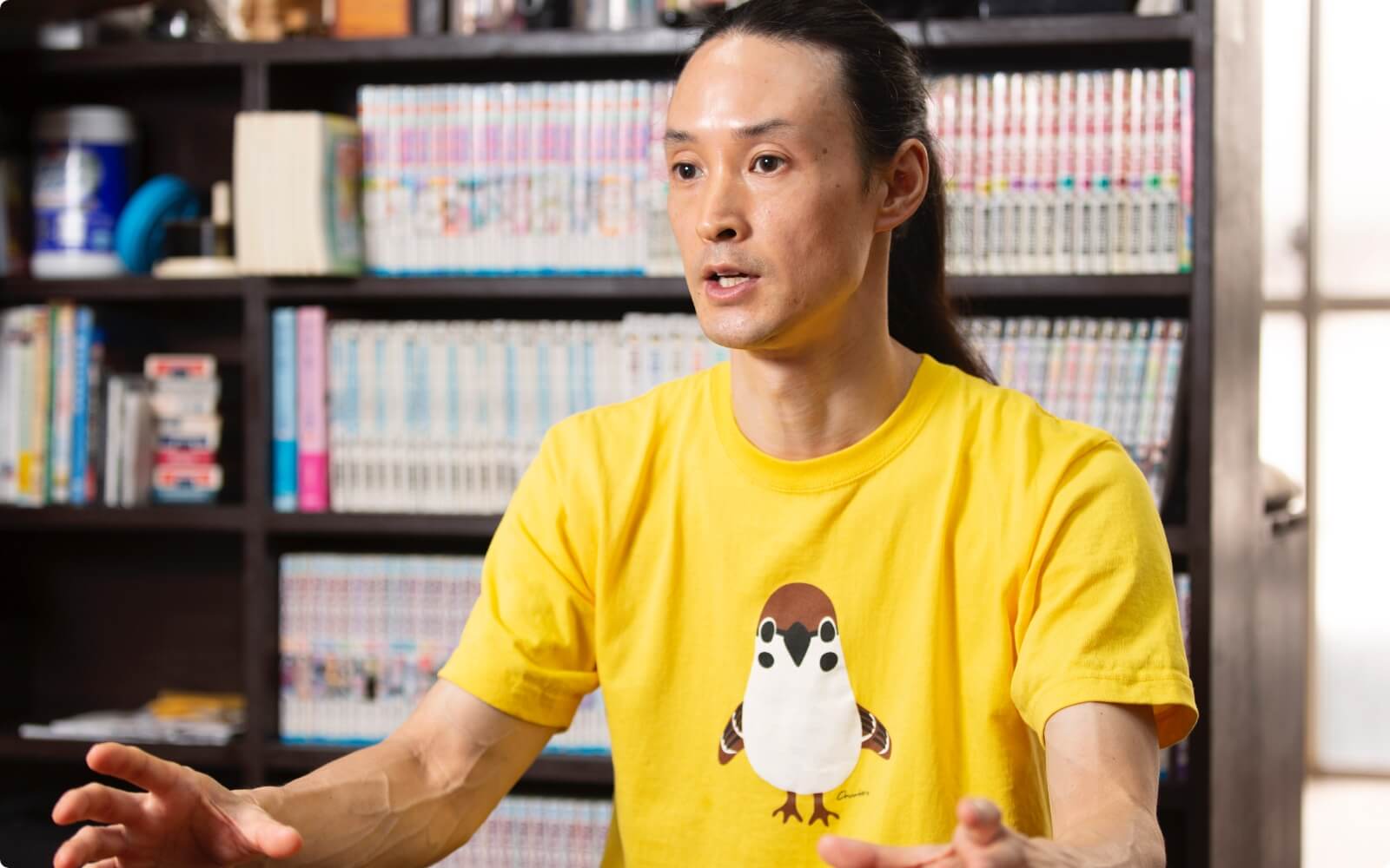 リビングで里親への取り組みについて語る中島さん