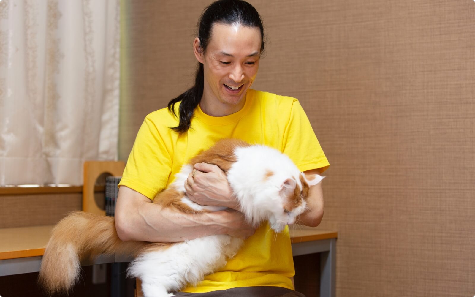 こども部屋でねこと戯れる善郎さん