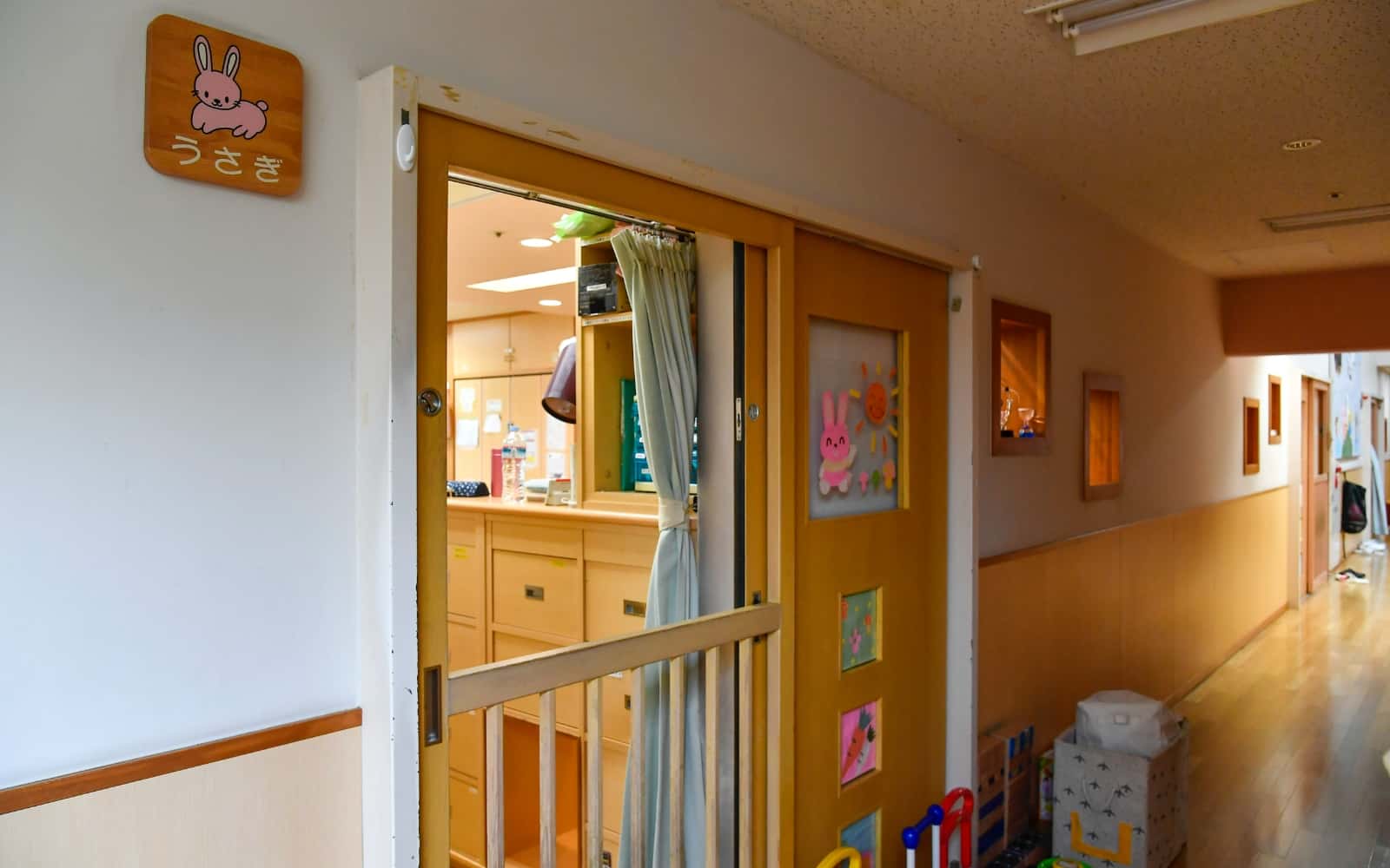 入所したこどもたちは年齢ごとに部屋が分かれている