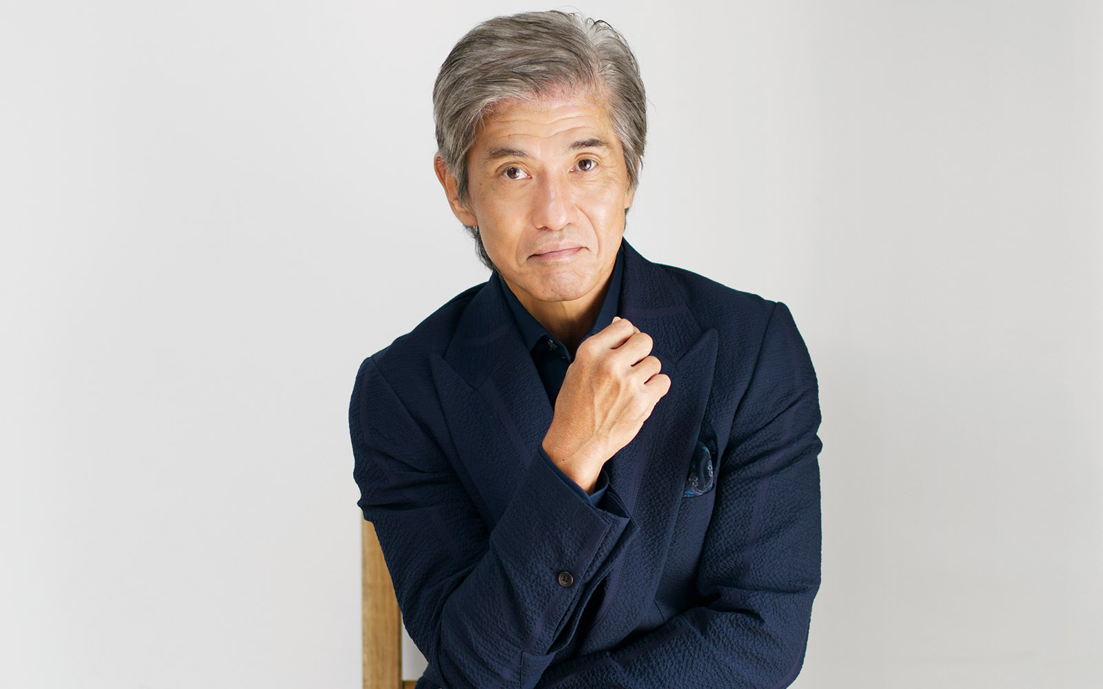 インタビューを読んでいる人たちにメッセージを語る佐藤浩市さん