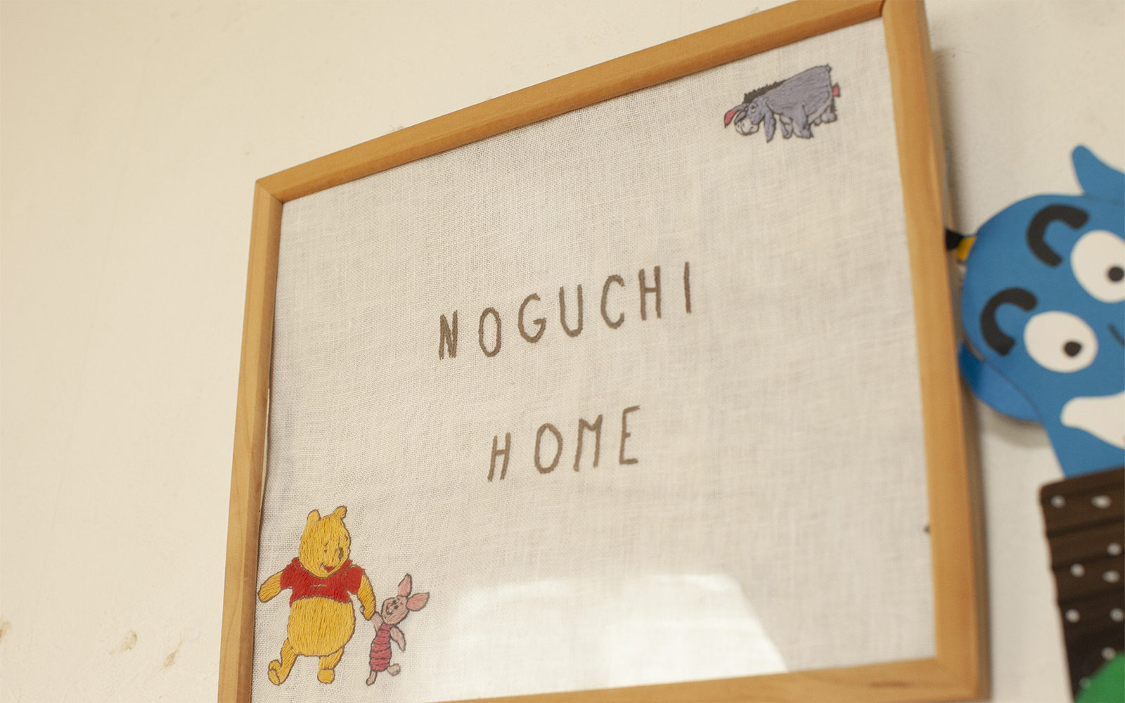 可愛い刺繡がリビングの壁を飾っている